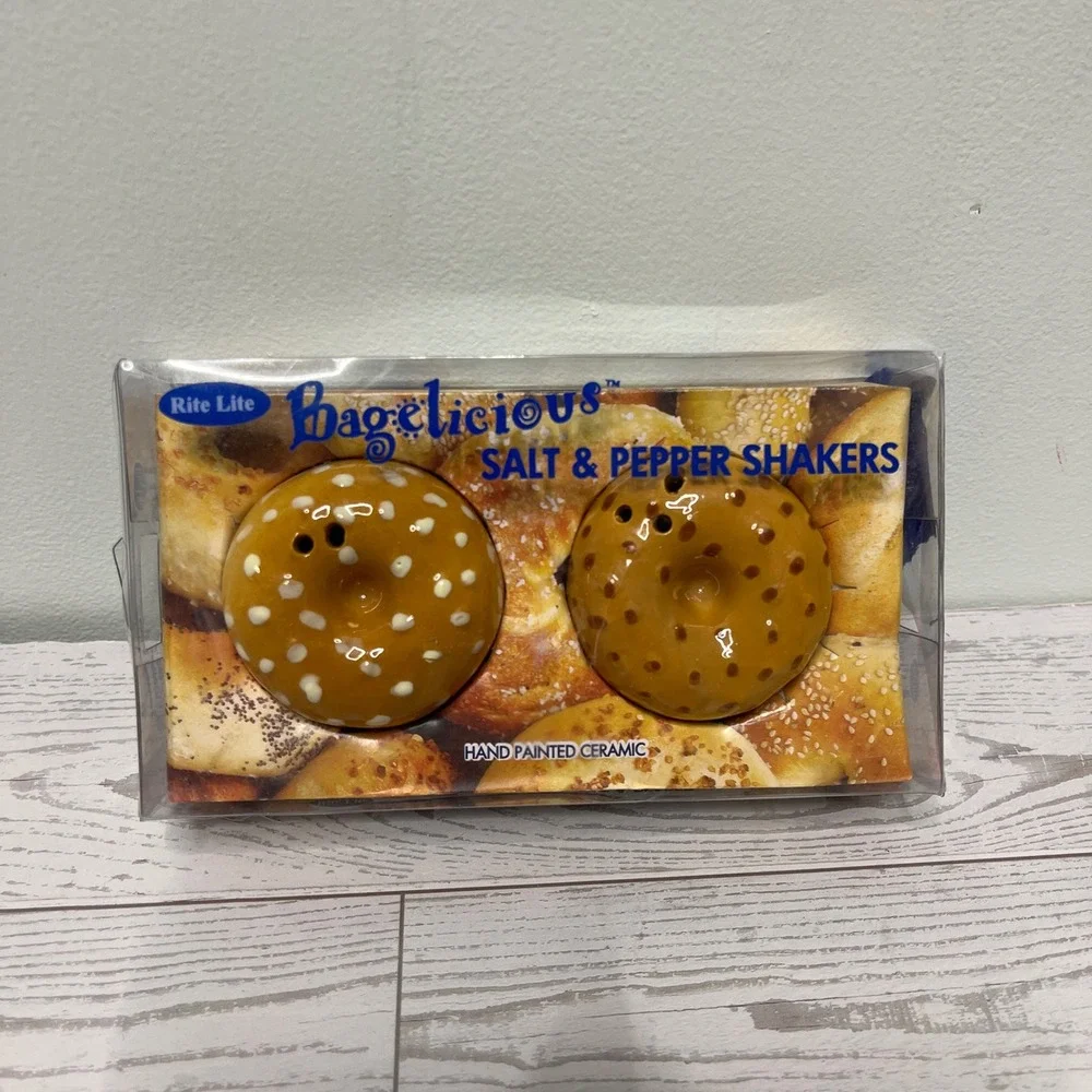 Rite‎ Lite Bagelicious Salt and Pepper Shakers Hand Painted Ceramic Bagel SBG-SP